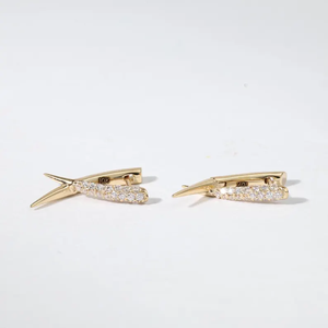 Boucles d'oreilles clous en or massif 14 carats avec diamants entrecroisés et design inspiré des pointes, bijoux raffinés et audacieux, cadeau délicat pour elle au quotidien - Product Image 1