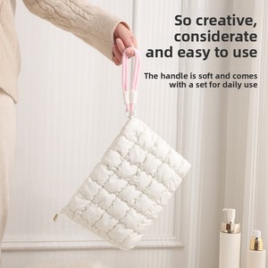Bolsa de Cosméticos Acolchada con Relleno de Algodón, Bolsa de Maquillaje con Burbujas Suaves y Arrugas, Bolsa de Cosméticos con Volantes y Cordón - Product Image 2