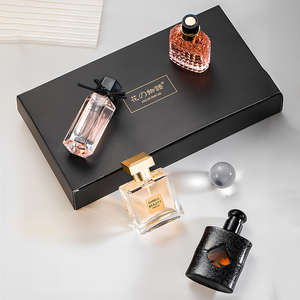 <span class=keywords><strong>Coffret</strong></span> Cadeau de Parfum pour Femme Quatre Pièces Vaporisateur Floral Fraise et Oud Parfum Léger Longue Durée Style Moderne Usage Domestique Vente en Gros - Product Image 1