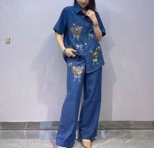 GX-completo in Denim di grandi dimensioni <span class=keywords><strong>con</strong></span> camicia a maniche corte di strass, pantaloni larghi larghi <span class=keywords><strong>con</strong></span> <span class=keywords><strong>elastico</strong></span> in vita, Set in due pezzi - Product Image 1
