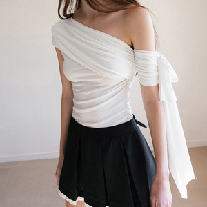 T-shirt d'été pour femme, couleur unie, manches courtes, épaule asymétrique plissée, tricoté, écologique, respirant, coupe ajustée - Product Image 2