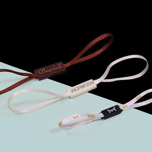 Etiqueta Colgante de Plástico con Logotipo Impreso en Relieve con <span class=keywords><strong>L</strong></span>ámina Dorada, Precio de Fábrica, Marca Personalizada, para Prendas de Vestir - Product Image 1