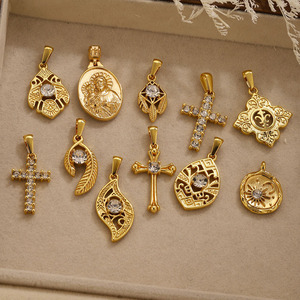 L'Archivée du Gardien |   Charmes protecteurs vintage en acier inoxydable plaqué or 18K PVD |   Pendentifs rétro en forme de croix, amulette et talisman - Product Image 3