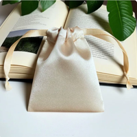 Vente en gros de sacs à poussière en tissu satiné beige de différentes tailles avec logo personnalisé imprimé, couleur bonbon, pour bijoux