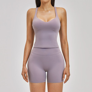 Ensemble de yoga 2 pièces personnalisé avec logo, soutien-gorge de sport dos nu plissé, short de sport anti-transpiration pour femme - Product Image 2