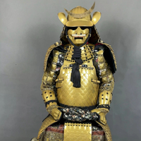 Tenue complète de samouraï japonais avec armure dorée à motifs écailles et casque croissant de lune – Idéale pour collection d'art ou décoration intérieure