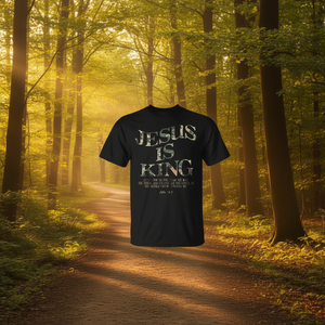 Camiseta Vintage con Estampado de Camuflaje y Versículo Bíblico de Juan 14:6, Jesús es Rey - Product Image 3
