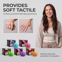 Jouet sensoriel Schylling Fuzz Ball Flower Power avec une texture en velours et un motif nuageux doux, que vous pouvez voir et sentir