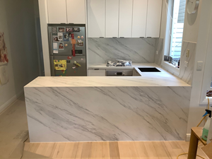 Comptoir de cuisine en quartz Calacata Viola fabriqué sur mesure, comptoirs en quartz d'une seule pièce avec évier, fabriqués en Chine - Product Image 1