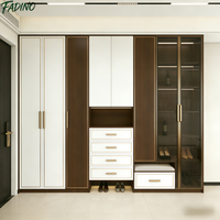 Armoire de chambre à coucher française en bois assemblée sur mesure, luxe crème, moderne, minimaliste, avec porte en verre, pour villa