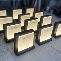 Plaque de porte lumineuse en acrylique à LED avec base de table, numéro de chambre d'hôtel, taille et motif personnalisés, fabrication sur mesure disponible