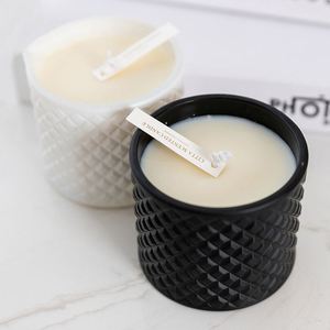 Bougie parfumée à la cire de soja CITTA, pot en céramique moderne avec motif diamant pour la décoration de la maison - Product Image 1