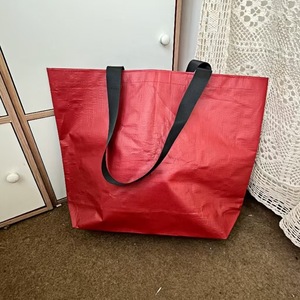 Sac fourre-tout en tissu personnalisé réutilisable et écologique, avec fermeture à bandoulière laminée transparente, logo personnalisé, sac fourre-tout en PP tissé bon marché - Product Image 4