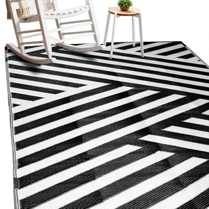 Alfombra Moderna Geométrica para Exteriores, Rectangular, Negra y Blanca, Tejido Plano, Impermeable, de Polipropileno, Delgada, para Uso en Interiores y Exteriores - Product Image 1