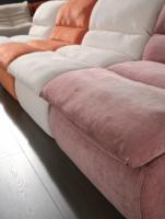 Canapé individuel capitonné avec dossier en tissu et rembourrage en mousse pour appartement et salon