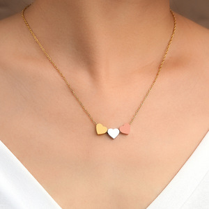 Collier pendentif en acier inoxydable à trois cœurs, collier pendentif en or 18 carats pour sœur, amie - Product Image 2