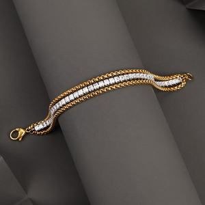 สร้อยข้อมือสามชั้นสำหรับผู้หญิงผู้ชาย สแตนเลสสตีล ทนทาน ไม่ลอก สีทอง/ดำ - Product Image 3