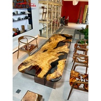 Table basse flottante luxueuse avec plateau en bois, table à manger en époxy à vue sur la rivière, de haute qualité