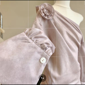 Blusa de Mujer Nat Plus con Estampado Floral de Personajes Dulces, Asimétrica, de Manga Larga, Color Blanco Rosado, Poliéster, Secado Rápido y Transpirable - Product Image 5