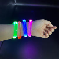Gadget de fête Offre Spéciale Éclairage à distance personnalisé Lumineux Glow Flash Clignotant LED Bracelet Musique activée par la voix Activé par le son