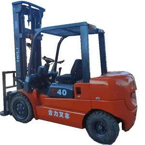 Chariot élévateur diesel Heli C40, capacité de 4 tonnes, mât à trois étages, pneus pneumatiques, commande assise, utilisation en intérieur - Product Image 1
