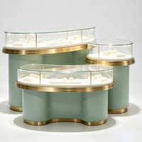 Vitrine d'îlot pour bijoux de luxe sur mesure et abordable ; Vitrine en verre avec finition dorée et éclairage LED