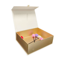 Maßgefertigte Weiße Minimalistische Magnetverschluss-Klappbox Luxus-Geschenkbox mit Goldinnenraum Hochzeits-Schmuck Markenverpackungsbox