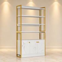 Vitrine à bijoux de luxe haute, cadre en métal doré à treillis, 4 niveaux, étagères ouvertes, portes en marbre veiné blanc, base de rangement, boutique