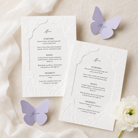 Cartes de menu de mariage personnalisées en papier fantaisie gaufré floral avec fenêtre découpée, marque-places papillon, impression numérique et estampage à chaud