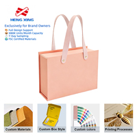 Boîte cadeau rigide rose personnalisée de style sac à main avec poignée en similicuir pour la vente en gros de cosmétiques