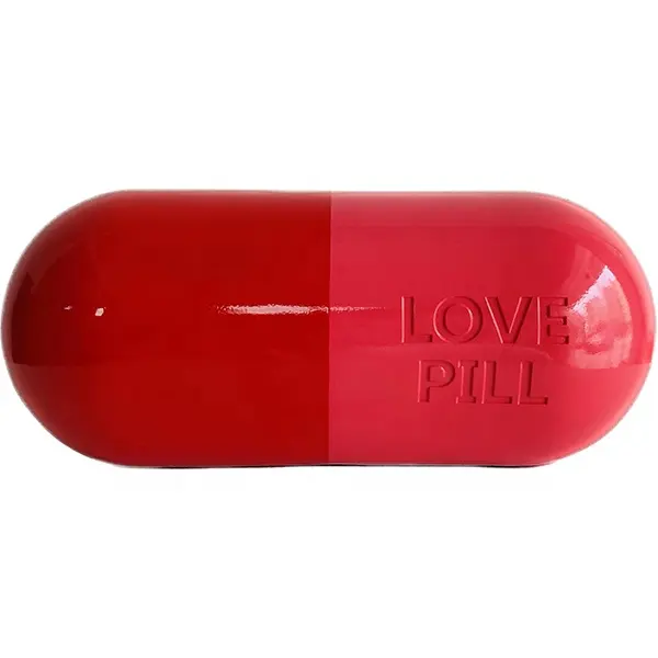 Hot-sale Pop Indoor Decor Art Ornaments resina Love Pill Ornaments for Home Office Shop Party Club Decoration