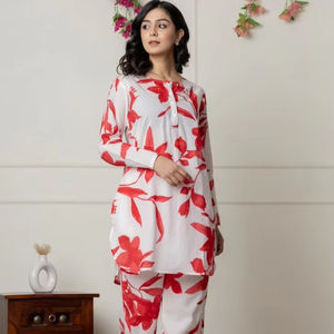 ชุดเซ็ตพิมพ์ลายดอกไม้สีแดงเข้ม คอทรงโอ แขนยาว ทรงหลวม ผ้าฝ้าย 100% เป็นมิตรกับสิ่งแวดล้อม สวมใส่สบายๆ ในชีวิตประจำวัน มีรอยผ่า - Product Image 1