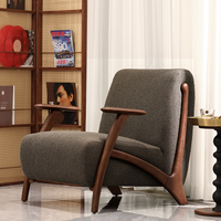 Fauteuil de loisirs écologique de style Mid-Century, rembourré en tissu bouclé, avec accents en bois de frêne blanc et pieds en bois massif, idéal pour la salle à manger