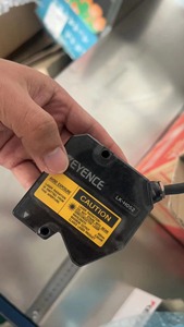 Sensor de Medición de Desplazamiento Láser sin Contacto K E Y N C LK-H052 para Automatización, Diferencia de Altura en Piezas de Aluminio - Product Image 4