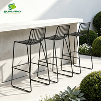 Base de tabouret de bar élégante en fil métallique avec dossier, chaise de bar en acier hauteur comptoir pour café, bistrot, restaurant, usage commercial intérieur/extérieur