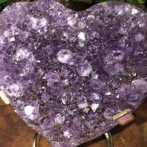 Cœur en cristal de titane violet naturel d'Uruguay, amas d'améthyste brute en forme de cœur, artisanat élégant pour la décoration intérieure - Product Image 3