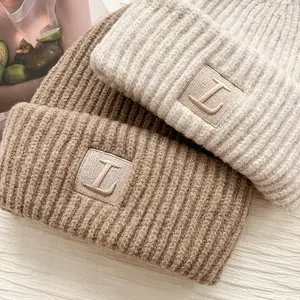 Bonnet brodé côtelé épais en vente en gros Bonnets à tricoter personnalisés Chapeaux avec logo Bonnet en acrylique à revers