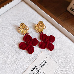 ต่างหูแฟชั่นวินเทจแบบฝรั่งเศสสำหรับผู้หญิงต่างหูจี้เงินฟล็อกกิ้งจี้ดอกไม้เครื่องประดับสำหรับฤดูหนาว - Product Image 4