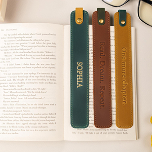 Marcapáginas de Cuero Genuino Personalizado, Regalo Educativo Clásico para Amantes de los Libros, Marcador de Páginas Reutilizable con Grabado y Clip Hecho a Mano - Product Image 2