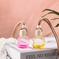 Usine 13ml clair pomme forme voiture parfum diffuseur désodorisant bouteille vide suspendu voiture parfum bouteille en verre avec couvercle en bois