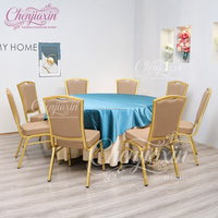 Chaise de banquet empilable en métal doré moderne et durable, avec revêtement en mélange synthétique, idéale pour hôtels, restaurants, hôpitaux et mariages.