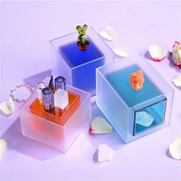 Boîte de présentation colorée personnalisée Conteneur de cubes en acrylique givré pour bijoux de collection Parfum Artisanat Pierres