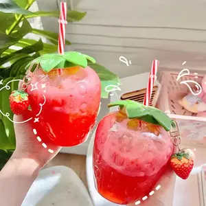 Mignon fraise bouteille d'eau 500ml été dessin animé lait thé paille tasse en plastique avec couvercle extérieur maison belle fille verres