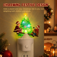 Weihnachtsbaum-Wippe mit Kleiner Figur, Steckbare Nachtbeleuchtung, Weihnachtliche Harz-Wandlampe, Festliche Atmosphäre, Dekorative Nachttischlampe