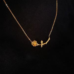 Collier pendentif rose vintage de luxe léger en acier inoxydable plaqué or 14 carats, couleur claire, inaltérable, pour homme et femme - Product Image 2