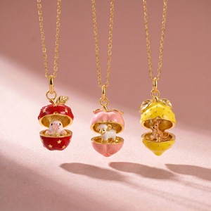Novedades: Collar con Colgante de <span class=keywords><strong>Frutas</strong></span> (Manzana, Melocotón, Fresa) - Chapado en Oro con Retención de Color - Product Image 1