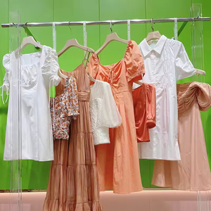 Robes à prix réduits pour marques de vêtements féminins, vente en gros, vêtements de seconde main pour stands de rue, inventaire de vêtements féminins d'occasion - Product Image 1