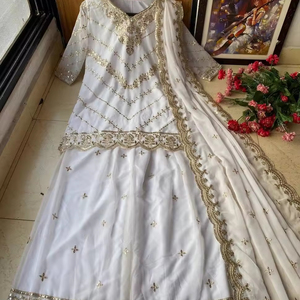 Georgette pure de haute qualité avec dentelle en Kurta et beau travail sur le cou avec fil au prix de gros - Product Image 2