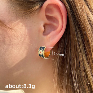 Orecchini a Cerchio a Forma di C con Margherita Blu per Donne, Accessori per Orecchie Semplici e Floreali per Uso Quotidiano - Product Image 4