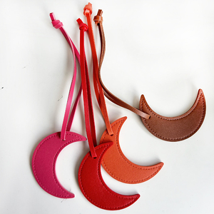 Nouvelle Arrivée Promotion Cadeau Populaire Porte-clés Pendentif en <span class=keywords><strong>Cuir</strong></span> PU en Forme de Lune pour Femme Accessoire de Décoration de Sac à Main Breloque de Sac - Product Image 2